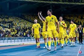 正随巴西在枪手基地训练，维尼修斯与多名阿森纳青训球员合影