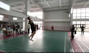 C罗在沙特联赛首秀中上演绝杀，以一记精彩倒钩射门击败对手，助力利雅得胜利领跑积分榜。